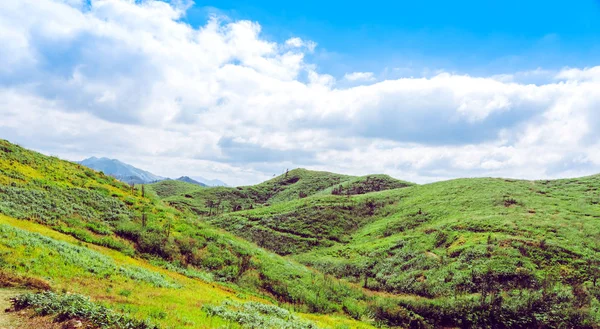 Hermoso punto de vista de Elephant Hills View Point o "Nern Chang Suek", Pilok, en la montaña en el oeste de Tailandia, frontera entre Tailandia y Myanmar en Thongphaphum Kanchanaburi, Tailandia — Foto de Stock