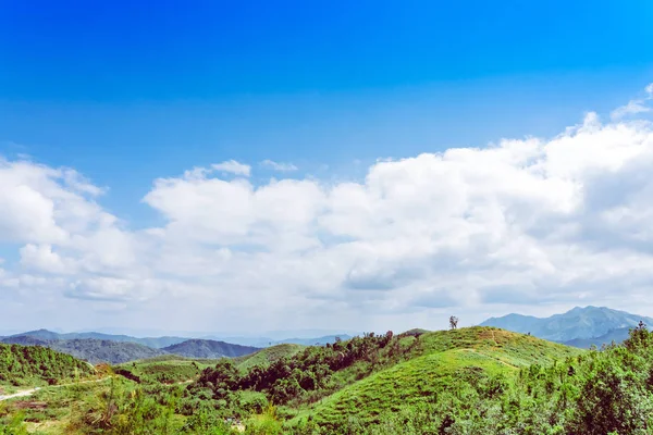 Hermoso punto de vista de Elephant Hills View Point o "Nern Chang Suek", Pilok, en la montaña en el oeste de Tailandia, frontera entre Tailandia y Myanmar en Thongphaphum Kanchanaburi, Tailandia — Foto de Stock