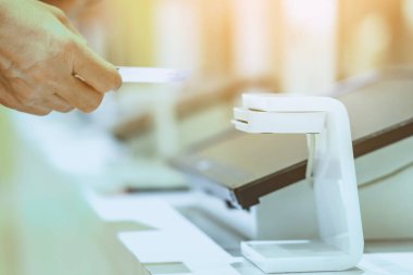 Kadınlara yakın çekim için müzeye bilet almak için kimlik doğrulama makinesine yerleştirilmiş kimlik kartını kullanın. Seçici odak.