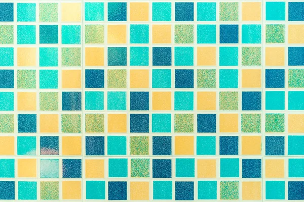 Meerdere gekleurde vierkante mozaïek tegels textuur met witte vulling versieren de muur in de badkamer. — Stockfoto