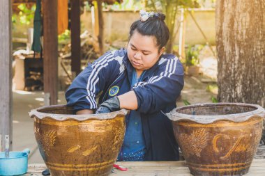 Lamphun Thailand - 12 Aralık - Tayland 'da tanımlanamayan Tayland' lı kadın turist - 12 Aralık - Tanımlanamayan Tayland kadın turistleri, Tayland 'ın Lamphun kentindeki Karen köyünde 12 Aralık 2019 tarihinde kravat boyası yapmayı öğrendiler.