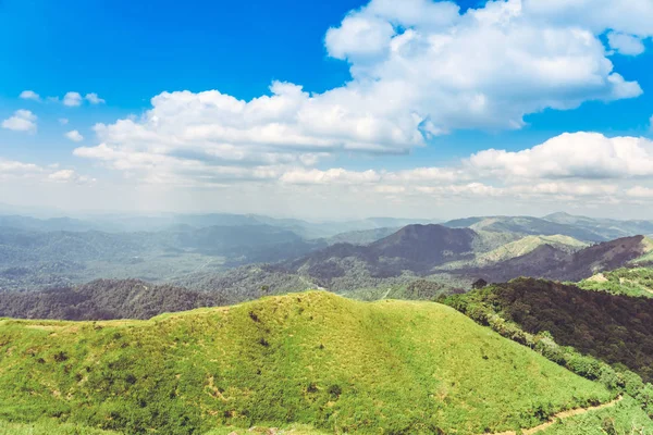 Hermoso punto de vista de Elephant Hills View Point o "Nern Chang Suek", Pilok, en la montaña en el oeste de Tailandia, frontera entre Tailandia y Myanmar en Thongphaphum Kanchanaburi, Tailandia — Foto de Stock