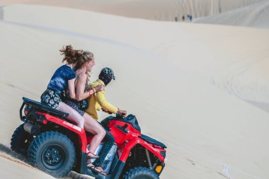 MUI NE-VIETNAM-APRIL 24, 2019: Tanımlanamayan turistler, 24 Nisan 2019 