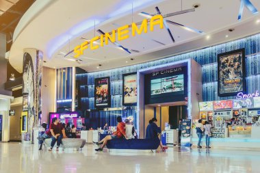 Kanchanaburi Tayland - 14 Aralık - Tanımlanamayan İnsanlar, 14 Aralık 2019 'da Kanchanaburi, Tayland' daki Robinson mağazasında filmi izlemek için saati bekliyorlar