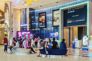 Kanchanaburi Tayland - 14 Aralık - Tanımlanamayan İnsanlar, 14 Aralık 2019 'da Kanchanaburi, Tayland' daki Robinson mağazasında filmi izlemek için saati bekliyorlar