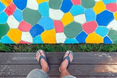Bahçedeki geçit parlak renkli taşlarla döşenmiş ve suyla yıkanarak yeni temizlenmiş..
