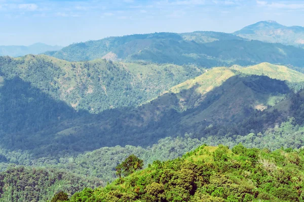 Hermoso punto de vista de Elephant Hills View Point o "Nern Chang Suek", Pilok, en la montaña en el oeste de Tailandia, frontera entre Tailandia y Myanmar en Thongphaphum Kanchanaburi, Tailandia — Foto de Stock