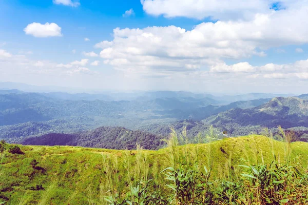 Hermoso punto de vista de Elephant Hills View Point o "Nern Chang Suek", Pilok, en la montaña en el oeste de Tailandia, frontera entre Tailandia y Myanmar en Thongphaphum Kanchanaburi, Tailandia — Foto de Stock