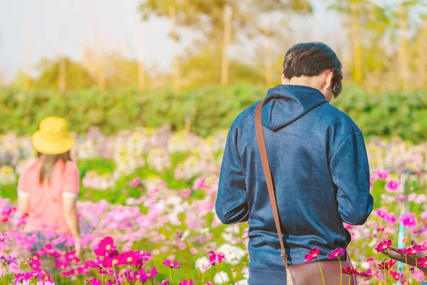 Szczęście Turyści robić zdjęcia z pięknymi kwitnącymi kwiatami w godzinach popołudniowych w Maple Garden. w Kanchanaburi, Tajlandia. — Zdjęcie stockowe