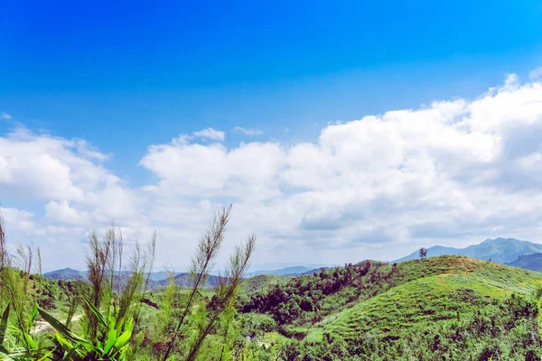 Hermoso punto de vista de Elephant Hills View Point o "Nern Chang Suek", Pilok, en la montaña en el oeste de Tailandia, frontera entre Tailandia y Myanmar en Thongphaphum Kanchanaburi, Tailandia — Foto de Stock