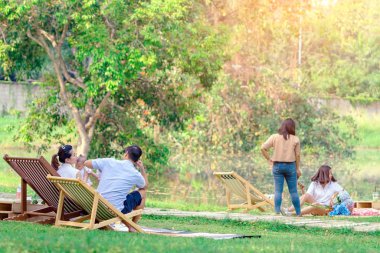 KANCHANABURI THAILAND - 11 Ocak: Kimliği belirlenemeyen insanlar 11 Ocak 2020 'de Kanchanaburi, Tayland' daki Mulberry Mellow 'da fotoğraf çekmek ve rahatlamak için geliyorlar.