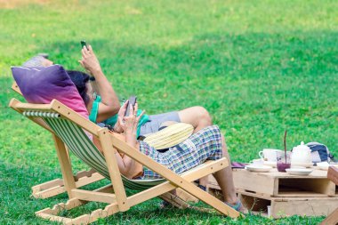 KANCHANABURI THAILAND - 11 Ocak: Kimliği belirlenemeyen insanlar 11 Ocak 2020 'de Kanchanaburi, Tayland' daki Mulberry Mellow 'da fotoğraf çekmek ve rahatlamak için geliyorlar.