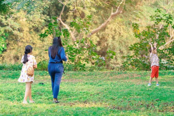 KANCHANABURI THAILAND - 11. JANUAR: Unbekannte kommen zu Besuch und entspannen sich für Fotos am 11. Januar 2020 im Mulberry Mellow in Kanchanaburi, Thailand. — Stockfoto