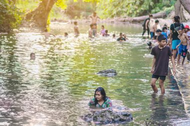 KANCHANABURI, THAILAND - 1 Ocak 2020 'de Kanchanaburi, Tayland' da kimliği belirlenemeyen Asyalı turistler cesedi sıcak maden suyuna batırıp sağlık için Hindad Hotspring 'te yıkandılar..