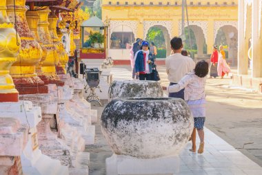 Ang Thong Deniz Parkı, Samui, Tayland - 13 Ekim 2019: Idyllic turkuaz okyanusunda kayak yapan turistler, Ang Thong Ulusal Deniz Parkı 'ndaki yeşil orman ağaçları ve kireç taşı dağlarıyla adanın yakınını keşfetmek için.