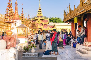 Ang Thong Deniz Parkı, Samui, Tayland - 13 Ekim 2019: Idyllic turkuaz okyanusunda kayak yapan turistler, Ang Thong Ulusal Deniz Parkı 'ndaki yeşil orman ağaçları ve kireç taşı dağlarıyla adanın yakınını keşfetmek için.