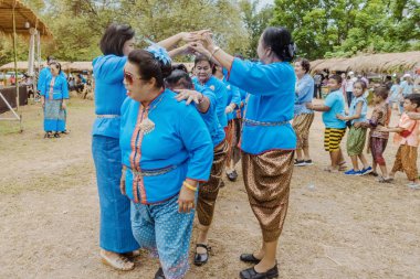 Kanchanaburi, Tayland - 12 Ağustos: Tayland kültürleri 