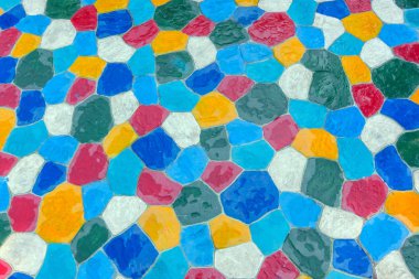 Bahçedeki geçit parlak renkli taşlarla döşenmiş ve suyla yıkanarak yeni temizlenmiş..