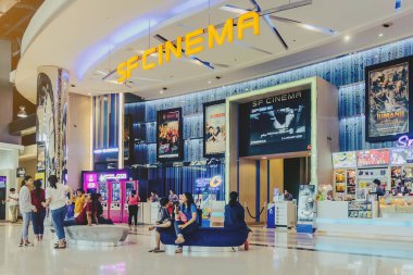 Kanchanaburi Tayland - 14 Aralık - Tanımlanamayan İnsanlar, 14 Aralık 2019 'da Kanchanaburi, Tayland' daki Robinson mağazasında filmi izlemek için saati bekliyorlar