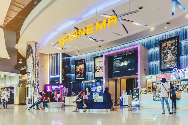 KANCHANABURI TAILANDIA - 14 DE DICIEMBRE: Personas no identificadas esperan el momento para ver la película frente a SF Cinema el 14 de diciembre de 2019 en los grandes almacenes Robinson en Kanchanaburi, Tailandia — Foto de Stock
