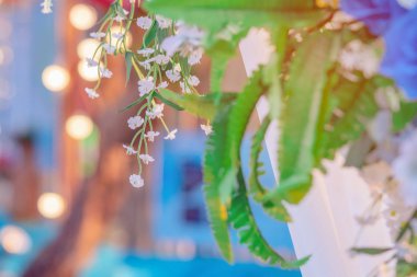 Yapay mavi ve beyaz çiçekler kemeri düğün arkaplanı olarak süsler. Çiçek arka planı. Seçici odak.