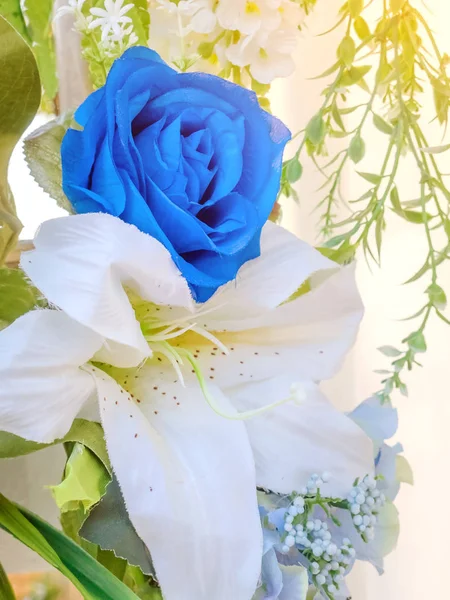 Τεχνητά μπλε και λευκά λουλούδια διακοσμούν την αψίδα ως φόντο στην γαμήλια τελετή. Λουλούδια φόντο. Επιλεκτική εστίαση. — Φωτογραφία Αρχείου