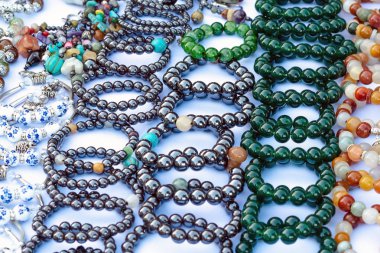 Renkli taş güzel bilezikler yapmak için kullanılır. Tayland halkının, Kanchanaburi, Tayland 'daki yerel pazarda satışta şansı olacağına dair dini bir inanıştır. Seçici odak.