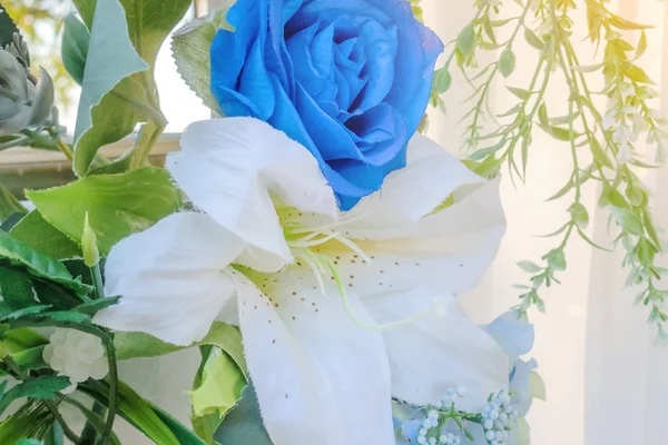 Artificial blue and white flowers decorate the arch as the backdrop in the wedding ceremony. Flowers background. Selective focus. — Stock Photo, Image