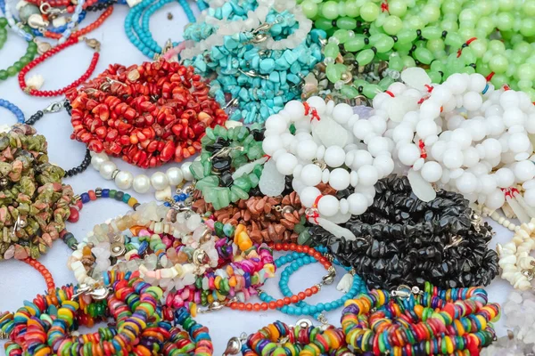 La pierre colorée est utilisée pour fabriquer de beaux bracelets. Est une croyance religieuse du peuple thaïlandais qui aura de la chance à vendre sur le marché local à Kanchanaburi, Thaïlande. Concentration sélective . — Photo