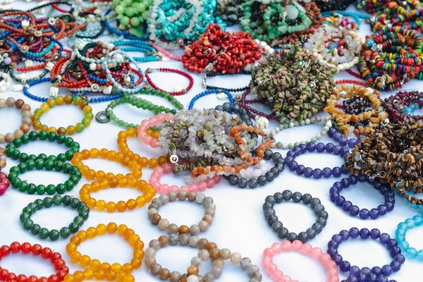 La pierre colorée est utilisée pour fabriquer de beaux bracelets. Est une croyance religieuse du peuple thaïlandais qui aura de la chance à vendre sur le marché local à Kanchanaburi, Thaïlande. Concentration sélective . — Photo