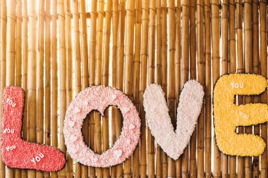 Fotoğraf için arka plan olarak dekore edilen yapay mumlar. Aşkın sembolünü temsil etmek ve partideki mutluluğu kutlamak için. Sevgililer Günü geçmişi.