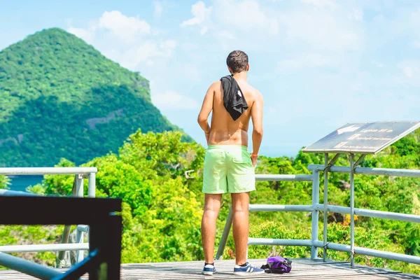 Powrót widok szczęśliwego człowieka na słynnym szmaragdzie słonowodnym w Thale Nai na wyspie Koh Mae Ko widok na piękny krajobraz natury Blue Lagoon (Szmaragdowe Jezioro) w Parku Narodowym Mu Ko Ang Thong, Surat Thani, Tajlandia — Zdjęcie stockowe