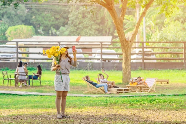 KANCHANABURI THAILAND - 11. JANUAR: Unbekannte kommen zu Besuch und entspannen sich für Fotos am 11. Januar 2020 im Mulberry Mellow in Kanchanaburi, Thailand. — Stockfoto