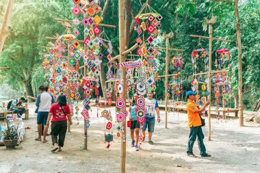RATCHABURI THAILAND-JANUARY 19,2020: El sanatları, ev yapımı yiyecekler, pamuk giysiler ve yerel Karen köylülerinden gelen ve Ratchaburi Tayland 'daki Ohpoi Pazarı adlı yerel pazarı kuran.
