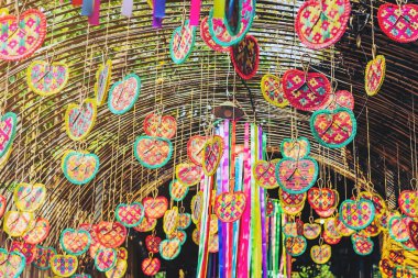 Kamu parkındaki yıllık mutluluk festivalinin geçidini dekore etmek için bambudan örülmüş bir sürü renkli yelpaze asılıyor. Seçici odak.