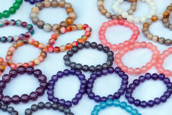 La pierre colorée est utilisée pour fabriquer de beaux bracelets. Est une croyance religieuse du peuple thaïlandais qui aura de la chance à vendre sur le marché local à Kanchanaburi, Thaïlande. Concentration sélective . — Photo