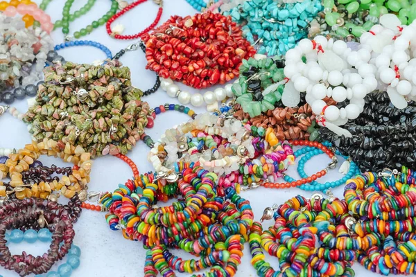 La pierre colorée est utilisée pour fabriquer de beaux bracelets. Est une croyance religieuse du peuple thaïlandais qui aura de la chance à vendre sur le marché local à Kanchanaburi, Thaïlande. Concentration sélective . — Photo