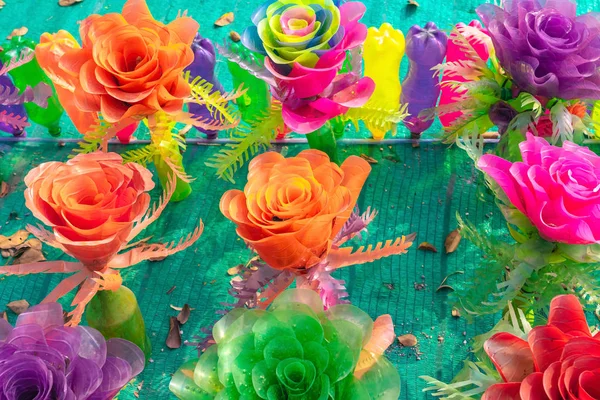 Riciclato fiori di plastica colorati fatti da bottiglie di plastica per decorare come fiori in giardino. Bottiglia di plastica riciclata. — Foto Stock