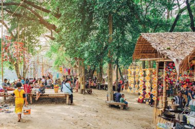 RATCHABURI THAILAND-JANUARY 19,2020: El sanatları, ev yapımı yiyecekler, pamuk giysiler ve yerel Karen köylülerinden gelen ve Ratchaburi Tayland 'daki Ohpoi Pazarı adlı yerel pazarı kuran.