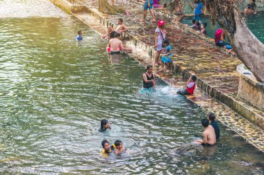 KANCHANABURI, THAILAND - 1 Ocak 2020 'de Kanchanaburi, Tayland' da kimliği belirlenemeyen Asyalı turistler cesedi sıcak maden suyuna batırıp sağlık için Hindad Hotspring 'te yıkandılar..