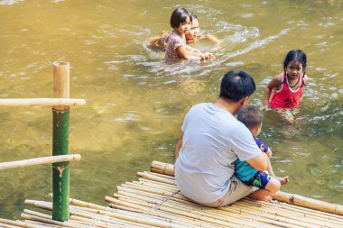 RATCHABURI THAILAND-JANUARY 19. 2020: Ratchaburi Tayland 'da 19 Ocak 2020' de Ohpoi Market 'te kimliği belirsiz insanlar ziyarete, dinlenmeye ve yüzmeye geliyor.