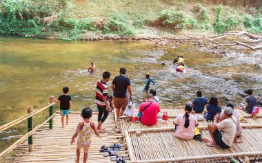 RATCHABURI THAILAND-JANUARY 19. 2020: Ratchaburi Tayland 'da 19 Ocak 2020' de Ohpoi Market 'te kimliği belirsiz insanlar ziyarete, dinlenmeye ve yüzmeye geliyor.