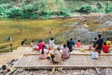 RATCHABURI THAILAND-JANUARY 19. 2020: Ratchaburi Tayland 'da 19 Ocak 2020' de Ohpoi Market 'te kimliği belirsiz insanlar ziyarete, dinlenmeye ve yüzmeye geliyor.