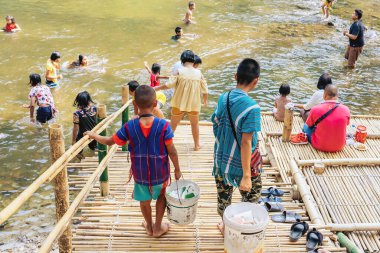 RATCHABURI THAILAND-JANUARY 19. 2020: Ratchaburi Tayland 'da 19 Ocak 2020' de Ohpoi Market 'te kimliği belirsiz insanlar ziyarete, dinlenmeye ve yüzmeye geliyor.
