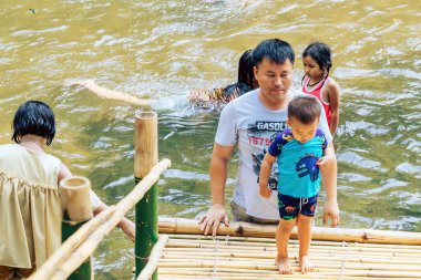 RATCHABURI THAILAND-JANUARY 19. 2020: Ratchaburi Tayland 'da 19 Ocak 2020' de Ohpoi Market 'te kimliği belirsiz insanlar ziyarete, dinlenmeye ve yüzmeye geliyor.