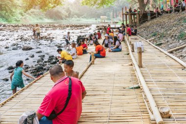 RATCHABURI THAILAND-JANUARY 19. 2020: Ratchaburi Tayland 'da 19 Ocak 2020' de Ohpoi Market 'te kimliği belirsiz insanlar ziyarete, dinlenmeye ve yüzmeye geliyor.