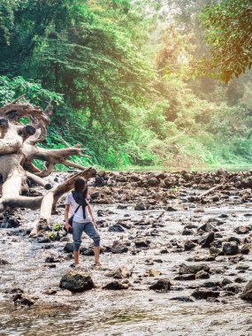 RATCHABURI THAILAND-JANUARY 19. 2020: Ratchaburi Tayland 'da 19 Ocak 2020' de Ohpoi Market 'te kimliği belirsiz insanlar ziyarete, dinlenmeye ve yüzmeye geliyor.