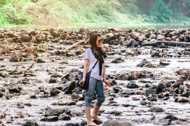 RATCHABURI THAILAND-JANUARY 19. 2020: Ratchaburi Tayland 'da 19 Ocak 2020' de Ohpoi Market 'te kimliği belirsiz insanlar ziyarete, dinlenmeye ve yüzmeye geliyor.