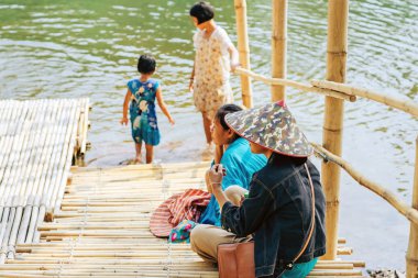 RATCHABURI THAILAND-JANUARY 19. 2020: Ratchaburi Tayland 'da 19 Ocak 2020' de Ohpoi Market 'te kimliği belirsiz insanlar ziyarete, dinlenmeye ve yüzmeye geliyor.