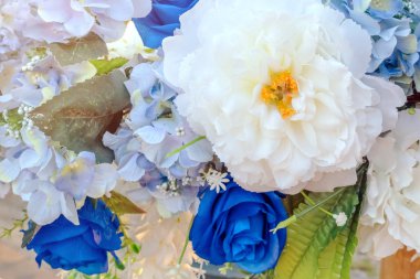 Yapay mavi ve beyaz çiçekler kemeri düğün arkaplanı olarak süsler. Çiçek arka planı. Seçici odak.